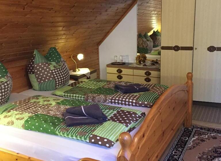 חדר סטנדרטי לארבעה עם חדר אמבטיה משותף, Gasthaus Luggwirt