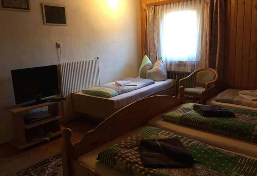 חדר סטנדרטי לארבעה עם חדר אמבטיה משותף, Gasthaus Luggwirt