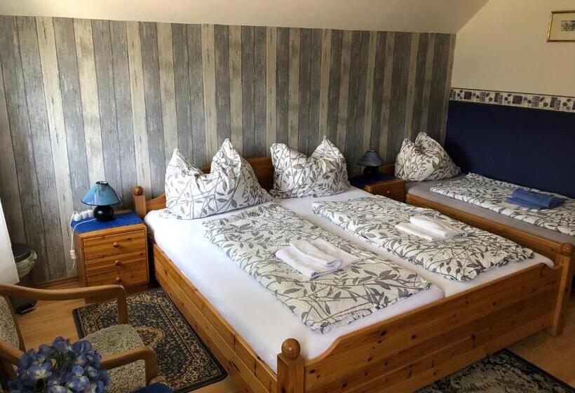 חדר סטנדרטי לארבעה עם חדר אמבטיה משותף, Gasthaus Luggwirt