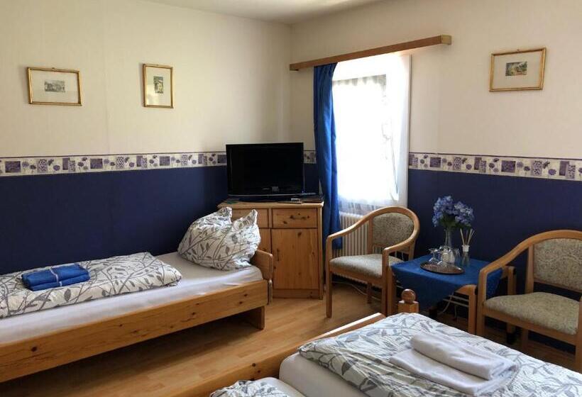 חדר סטנדרטי לארבעה עם חדר אמבטיה משותף, Gasthaus Luggwirt