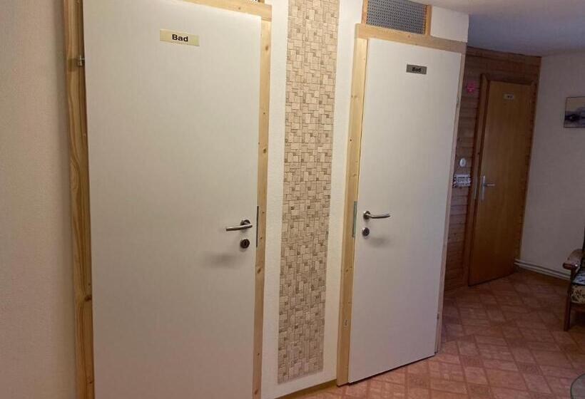 חדר סטנדרטי לארבעה עם חדר אמבטיה משותף, Gasthaus Luggwirt