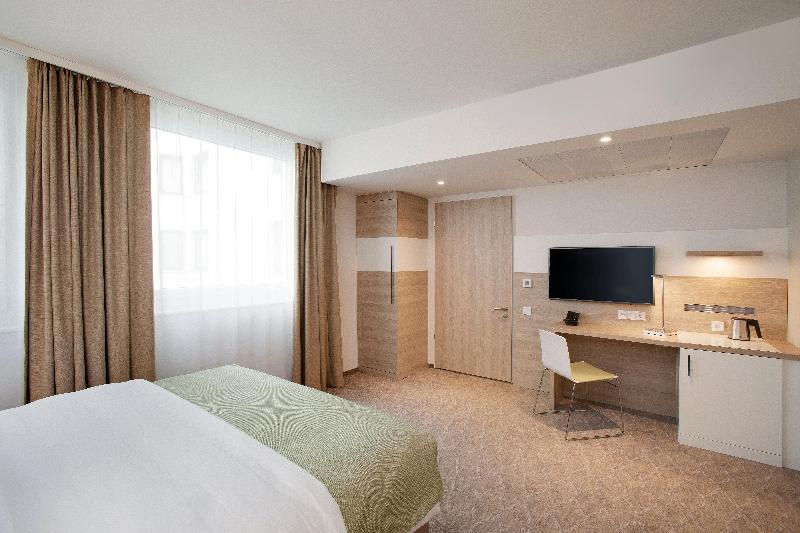 带特大床的标准间, Holiday Inn Frankfurt Airport, An Ihg