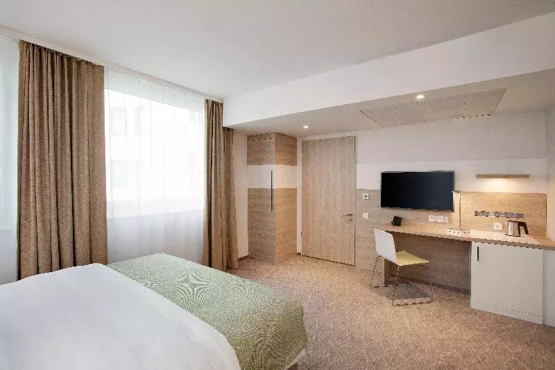 اتاق استاندارد با تخت دو نفره بزرگ, Holiday Inn Frankfurt Airport, An Ihg