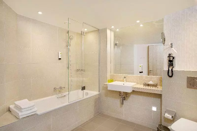 اتاق استاندارد با تخت دو نفره بزرگ, Holiday Inn Frankfurt Airport, An Ihg