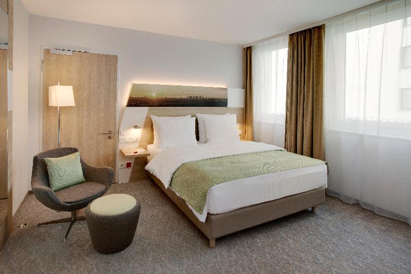 اتاق استاندارد با تخت دو نفره بزرگ, Holiday Inn Frankfurt Airport, An Ihg