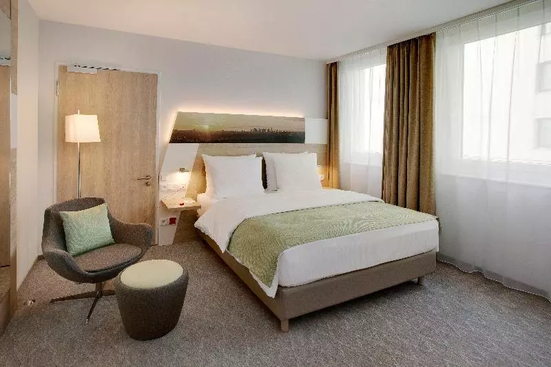 اتاق استاندارد با تخت دو نفره بزرگ, Holiday Inn Frankfurt Airport, An Ihg