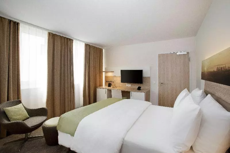 اتاق استاندارد با تخت دو نفره بزرگ, Holiday Inn Frankfurt Airport, An Ihg