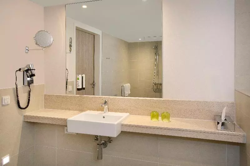 اتاق استاندارد با تخت دو نفره بزرگ, Holiday Inn Frankfurt Airport, An Ihg