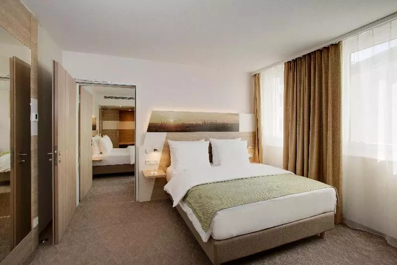 اتاق استاندارد با تخت دو نفره بزرگ, Holiday Inn Frankfurt Airport, An Ihg