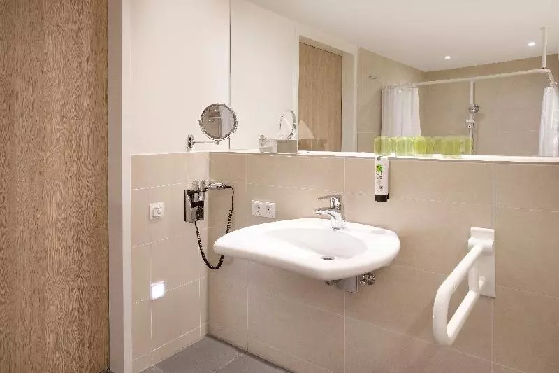 اتاق استاندارد با تخت دو نفره بزرگ برای معلولان, Holiday Inn Frankfurt Airport, An Ihg