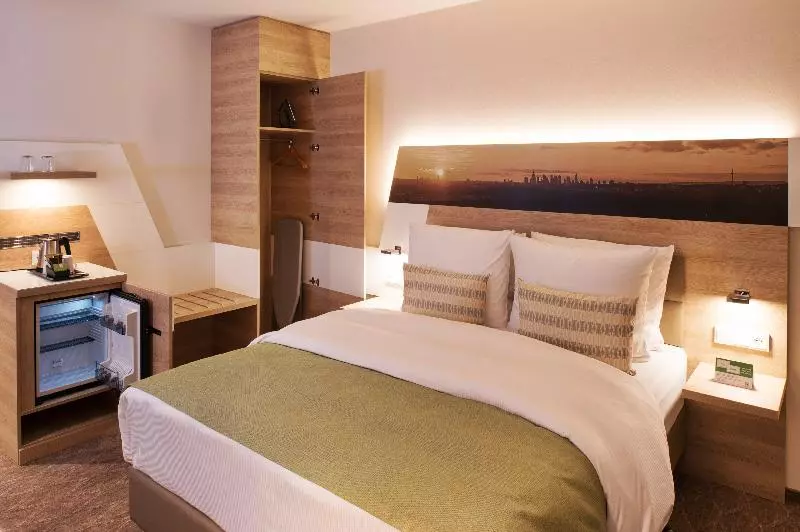 اتاق استاندارد با تخت دو نفره بزرگ برای معلولان, Holiday Inn Frankfurt Airport, An Ihg