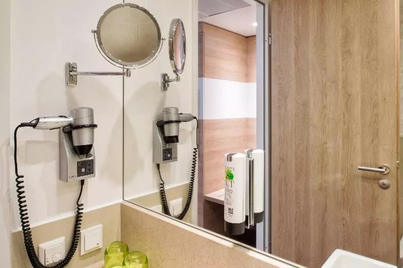 اتاق استاندارد با تخت دو نفره بزرگ برای معلولان, Holiday Inn Frankfurt Airport, An Ihg