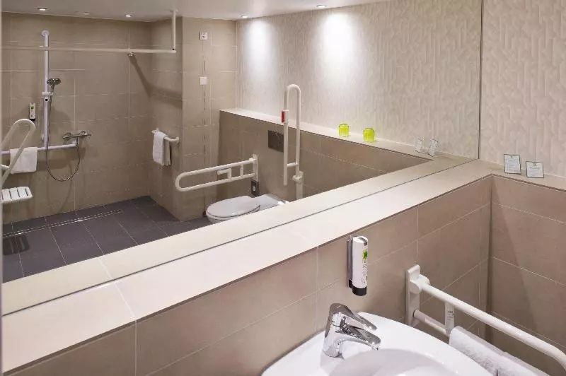 اتاق استاندارد با تخت دو نفره بزرگ برای معلولان, Holiday Inn Frankfurt Airport, An Ihg