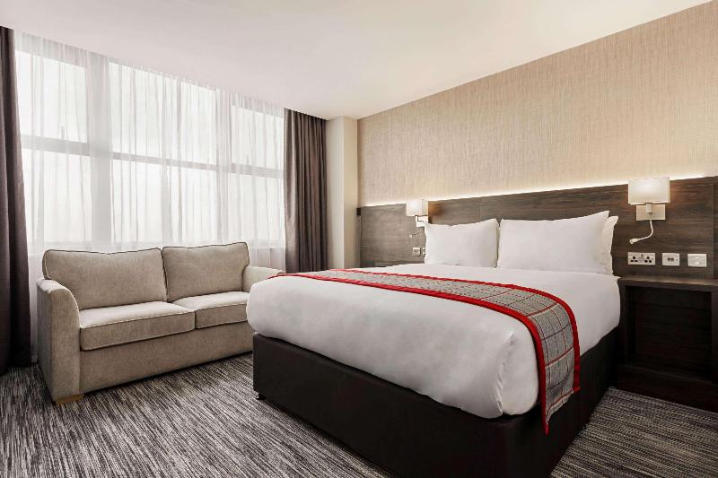 חדר סטנדרט עם מיטת קווין, Holiday Inn Frankfurt Airport, An Ihg