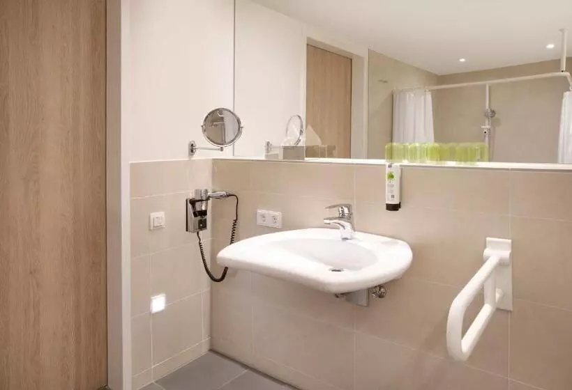 اتاق استاندارد با تخت دو نفره بزرگ برای معلولان, Holiday Inn Frankfurt Airport, An Ihg