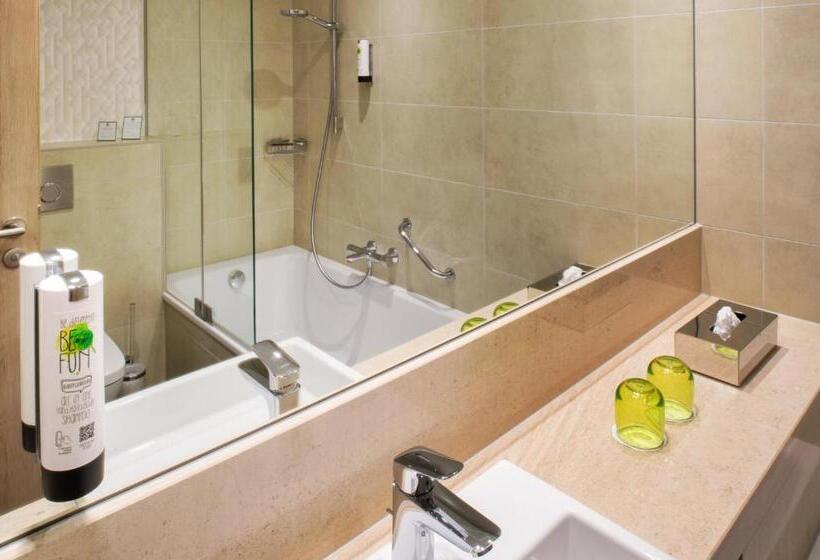 带特大床的标准间, Holiday Inn Frankfurt Airport, An Ihg