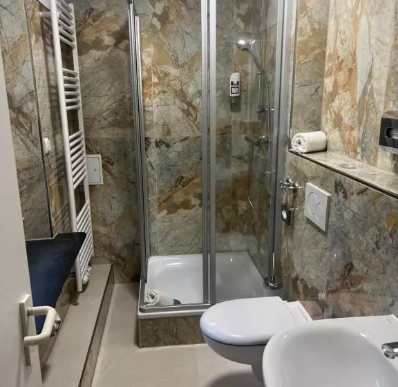 Deluxe Kolmen Hengen Huone, M&m Hotel Seevetal
