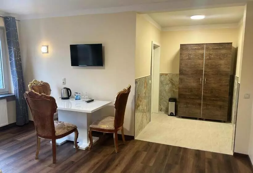 Standard Kolmen Hengen Huone Jaettu kylpyhuone, M&m Hotel Seevetal