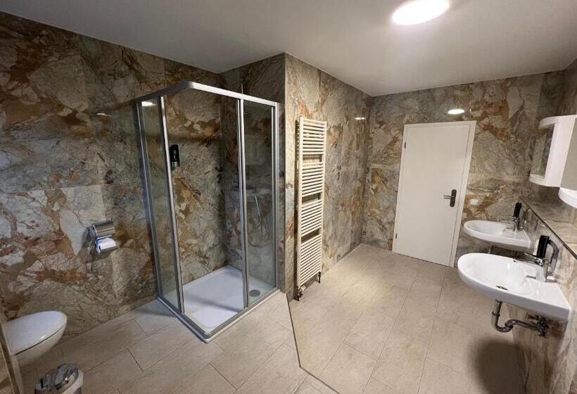 غرفة قياسية ثلاثية حمام مشترك, M&m Hotel   Seevetal