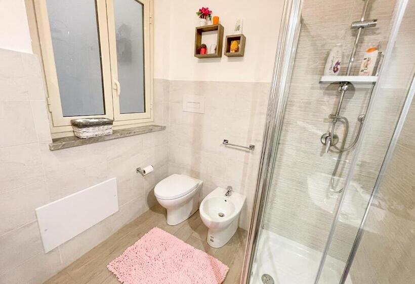 标准三人间共用浴室, B&b Dietro Il Politeama