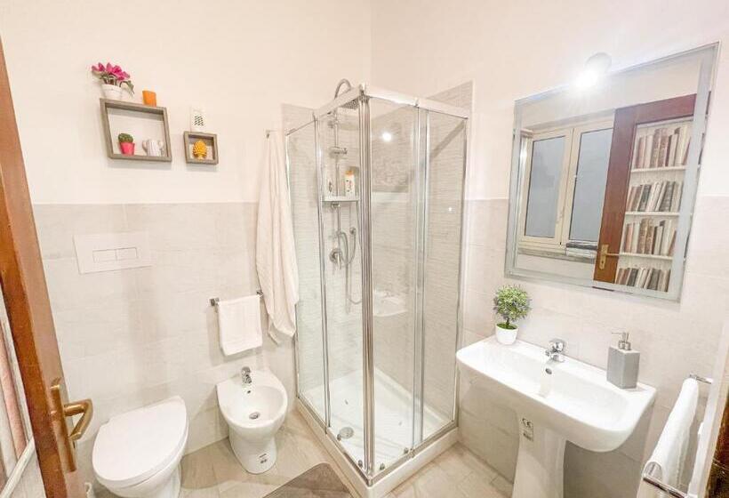 标准三人间共用浴室, B&b Dietro Il Politeama