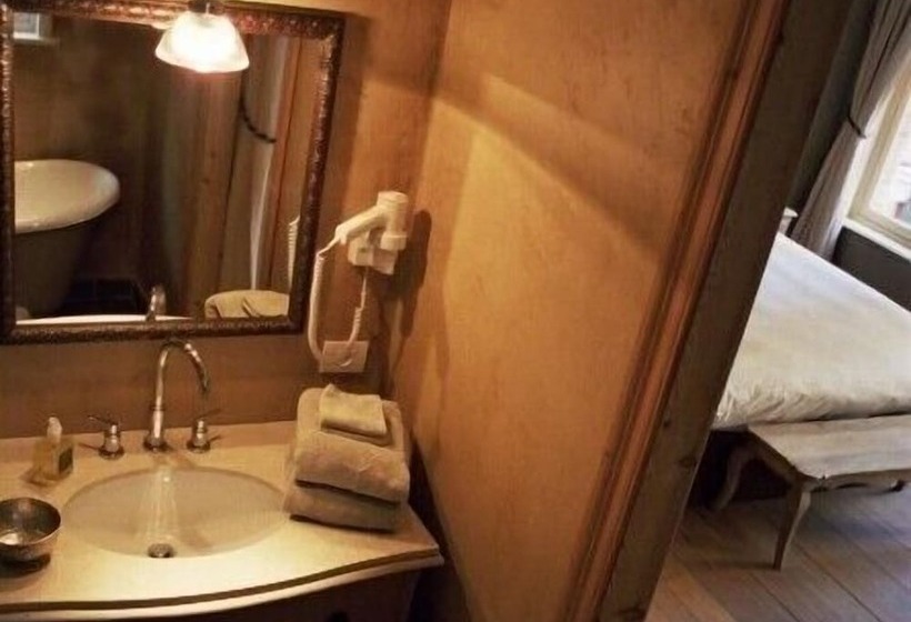 Deluxe Svit, B&b 1669