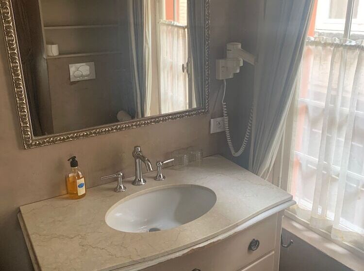 Deluxe Svit, B&b 1669