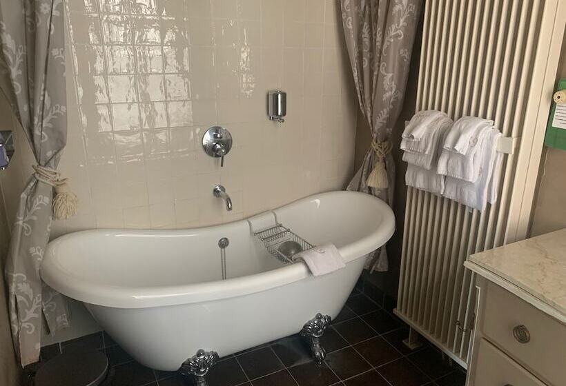 Deluxe Svit, B&b 1669