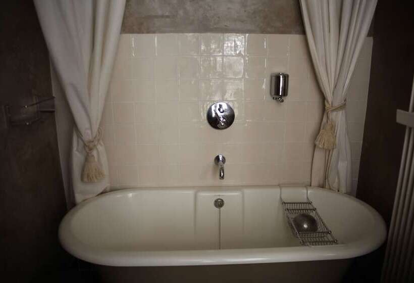 Deluxe Svit, B&b 1669