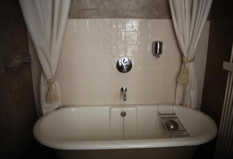 Deluxe Svit, B&b 1669