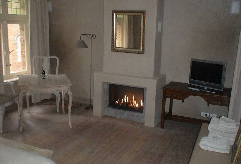 Deluxe Svit, B&b 1669