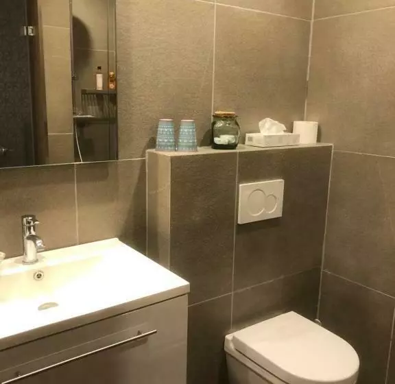 コンフォートルーム, Duivels Paterke Harelbeeksestraat 29, 8500 Kortrijk