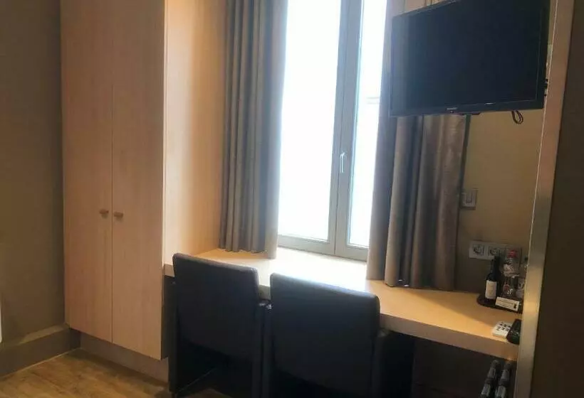 コンフォートルーム, Duivels Paterke Harelbeeksestraat 29, 8500 Kortrijk