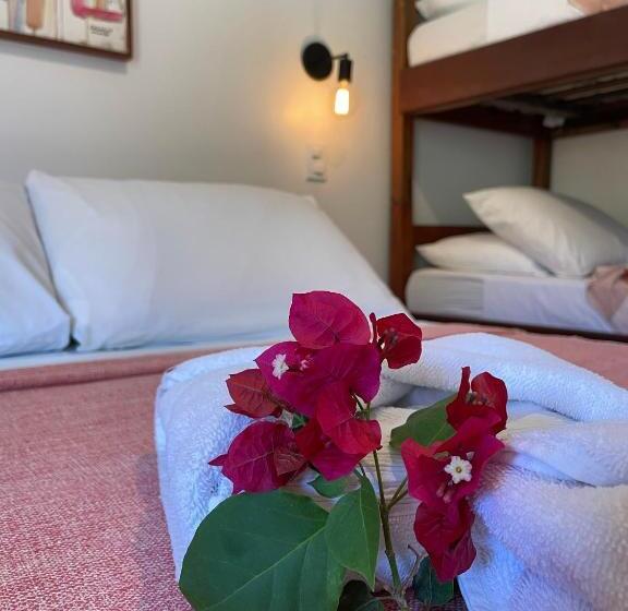 غرفة قياسية رباعية مزودة بشُرفة, Pousada Aconchego