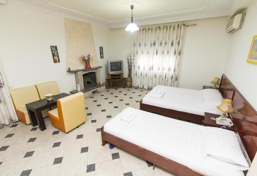 חדר קומפורט לשלושה, Vila 57