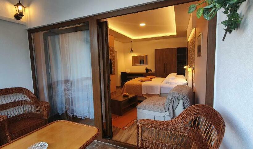 اتاق لوکس با بالکن, Villa Cardak