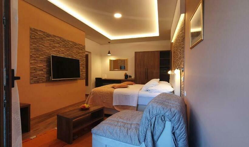 اتاق لوکس با بالکن, Villa Cardak