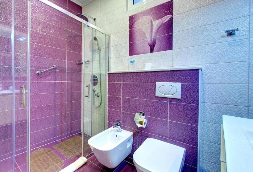 اتاق لوکس با بالکن, Villa Cardak