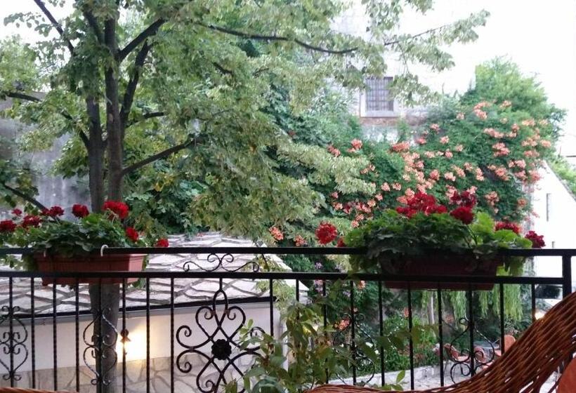 اتاق لوکس با بالکن, Villa Cardak