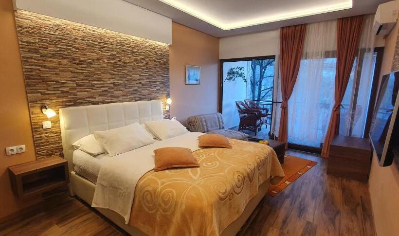 اتاق لوکس با بالکن, Villa Cardak