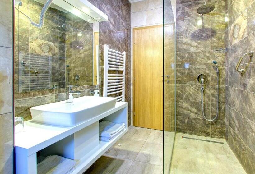 سوئیت دولوکس با چشمانداز رودخانه, Villa Cardak