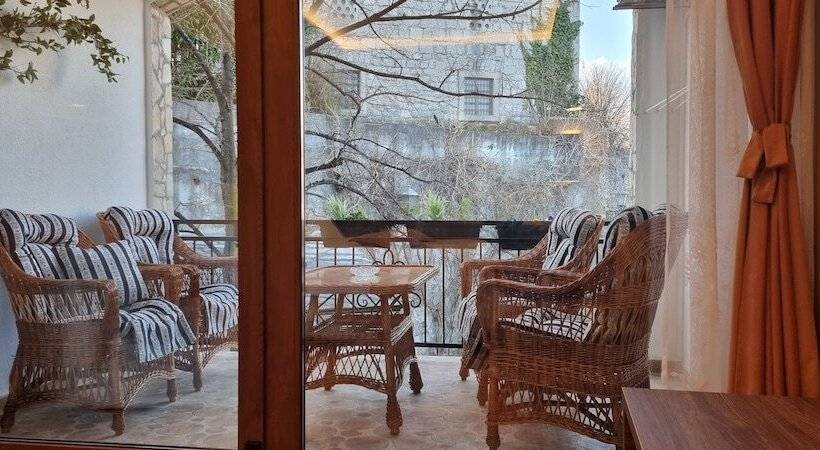 اتاق لوکس با بالکن, Villa Cardak