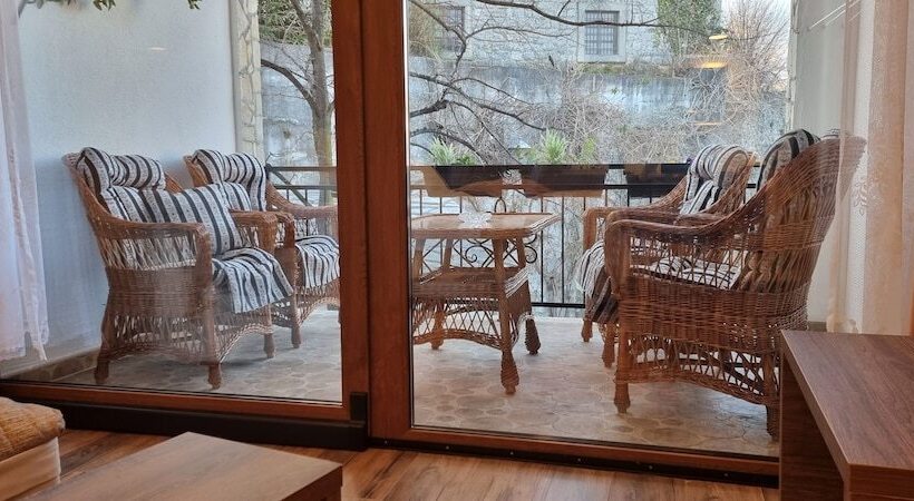 اتاق لوکس با بالکن, Villa Cardak