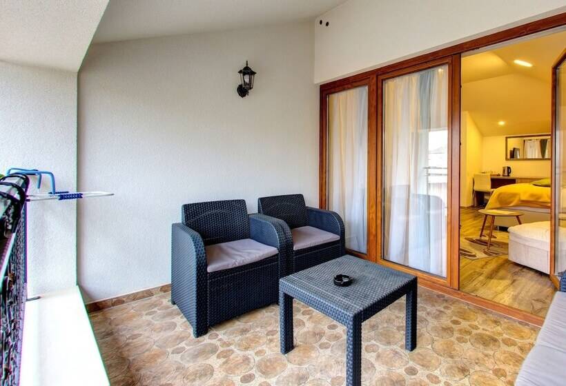 اتاق سوپریور با بالکن, Villa Cardak