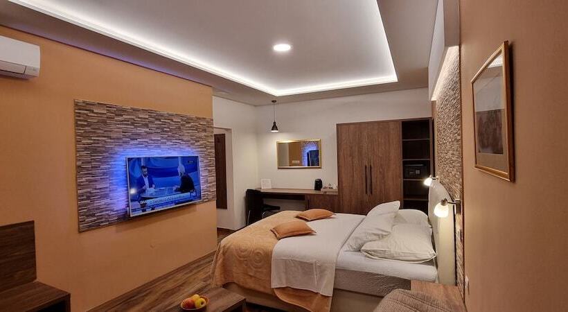 اتاق لوکس با بالکن, Villa Cardak