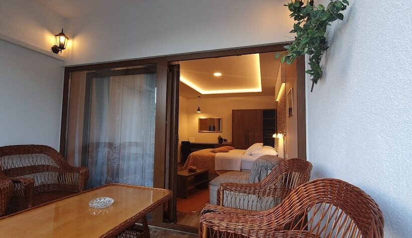 اتاق لوکس با بالکن, Villa Cardak