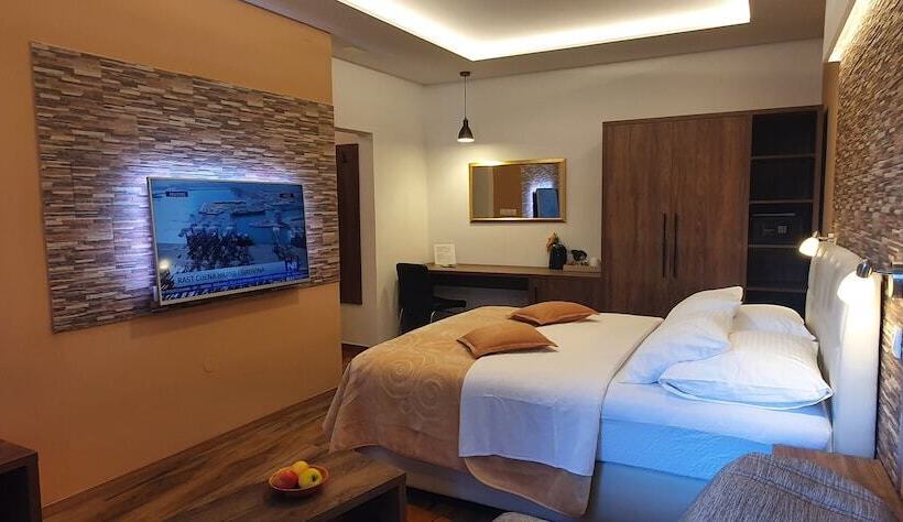 اتاق لوکس با بالکن, Villa Cardak