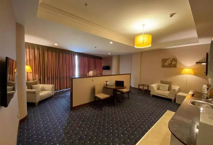 سوییت جونیور, Parkside Hotel & Apartments