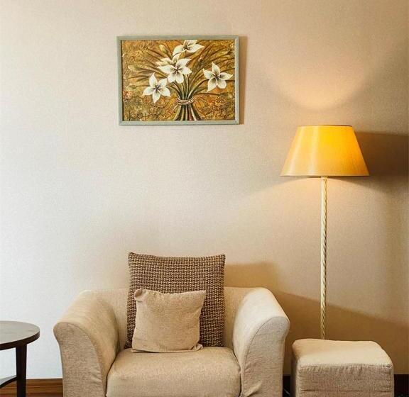 سوییت جونیور, Parkside Hotel & Apartments