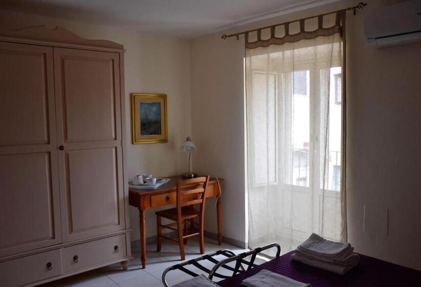 غرفة قياسية ثلاثية, B&b Al Teatro Massimo